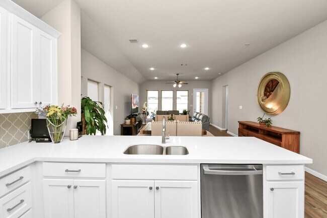 Building Photo - 5043 Morrison Dr