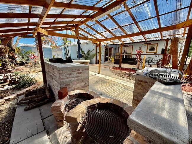 Building Photo - 125 SW Donna Terrace