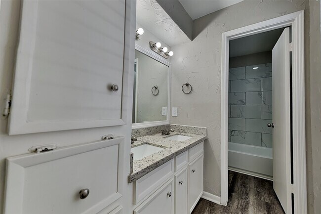 Building Photo - 13202 Ravensway Dr