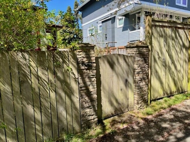 Building Photo - Ballard Duplex - Lower Unit