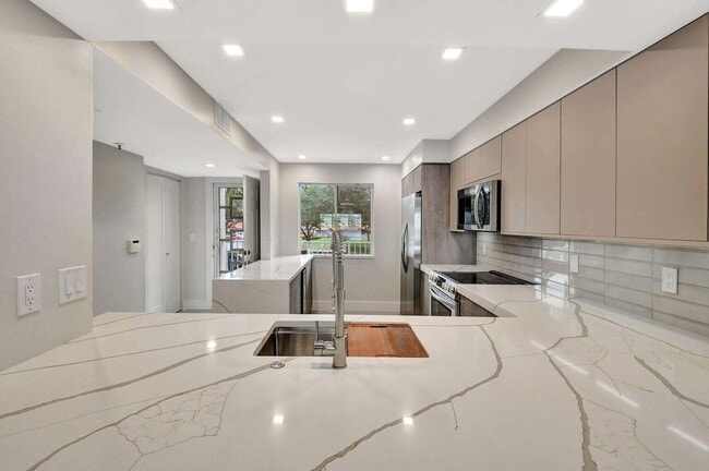 Building Photo - 14095 Royal Vista Dr