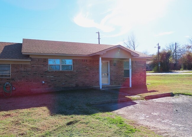 Building Photo - Updated 2 Bedroom, 1 Bath Duplex in Whiteh...