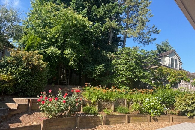 Building Photo - Gorgeous Beaverton home available with att...