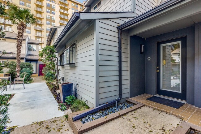 Building Photo - 3321 Oak Grove Ave