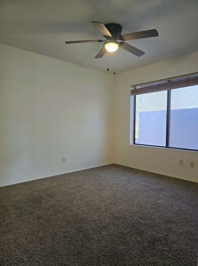 Building Photo - 1827 E Manhatton Dr