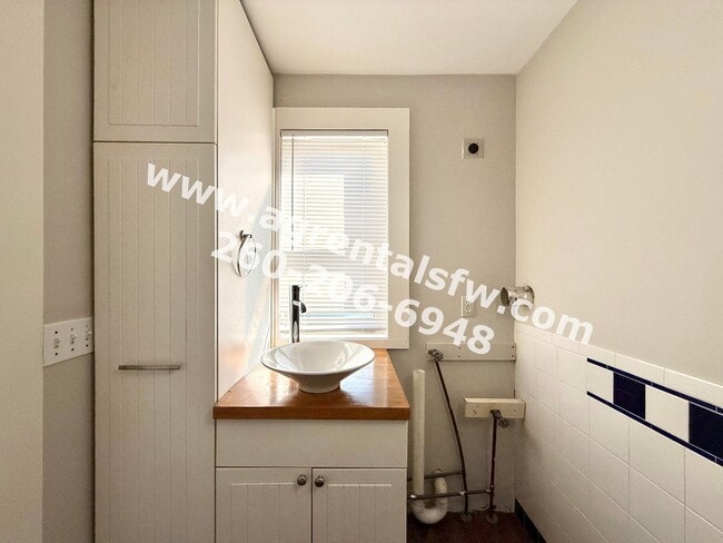 Building Photo - 3 Bedroom House