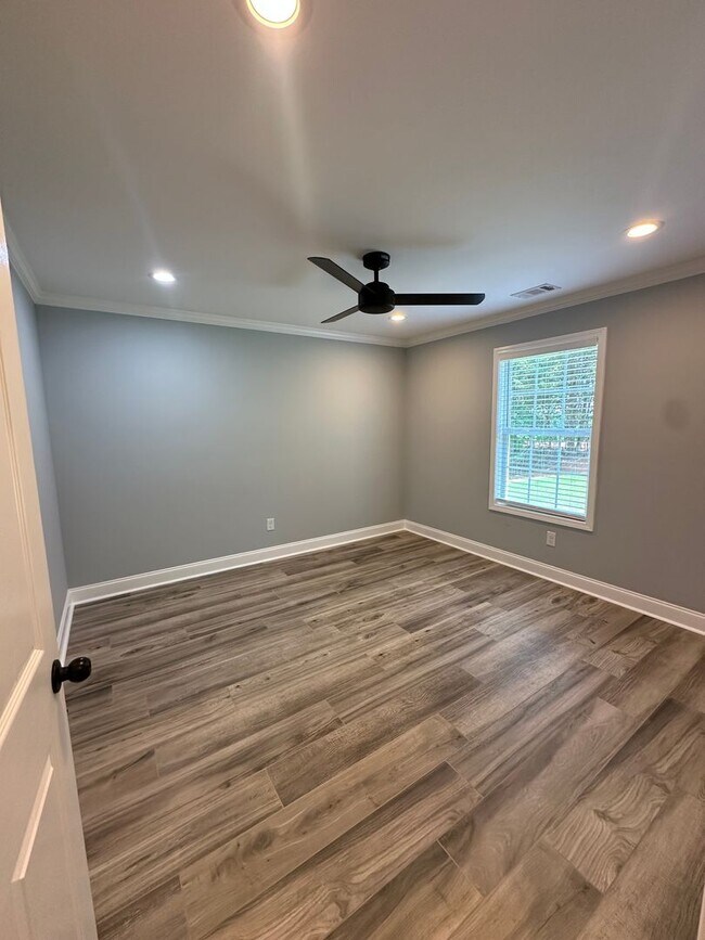Building Photo - New 3 Bedroom Home in 30506!