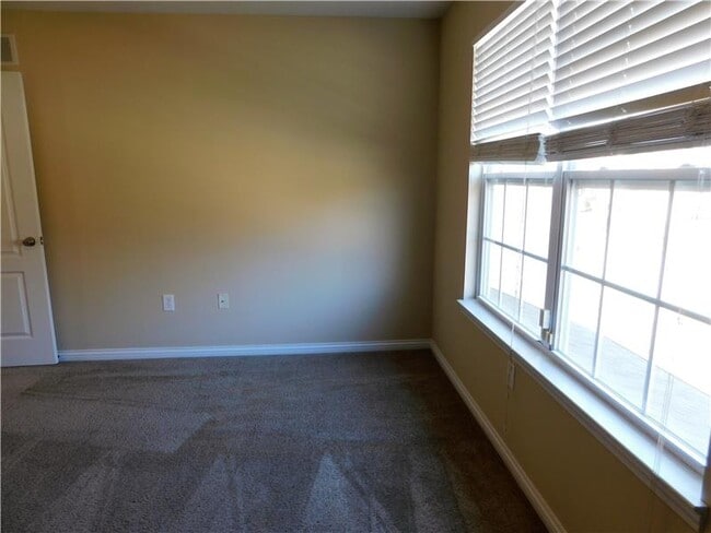 Building Photo - 6512 Oak Crest Dr