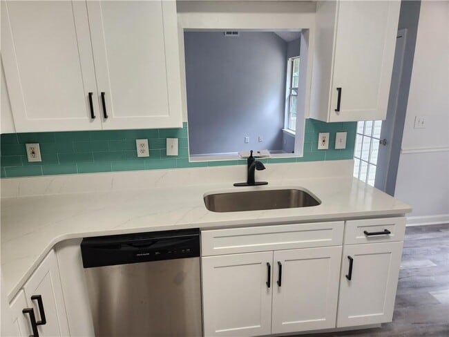 Kitchen - 922 Sweetwater Way