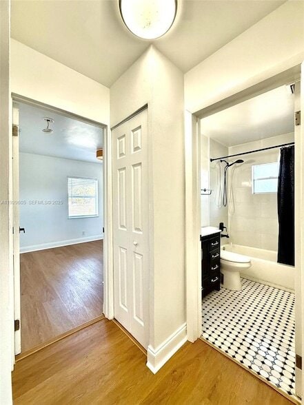 Building Photo - 2403 Scott St