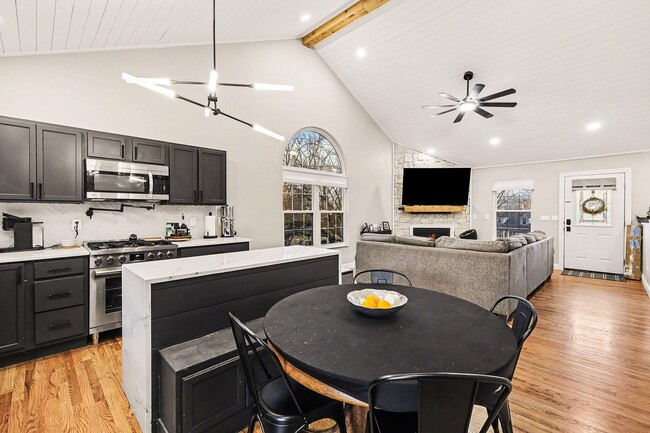 Building Photo - 111 Basswood Cir