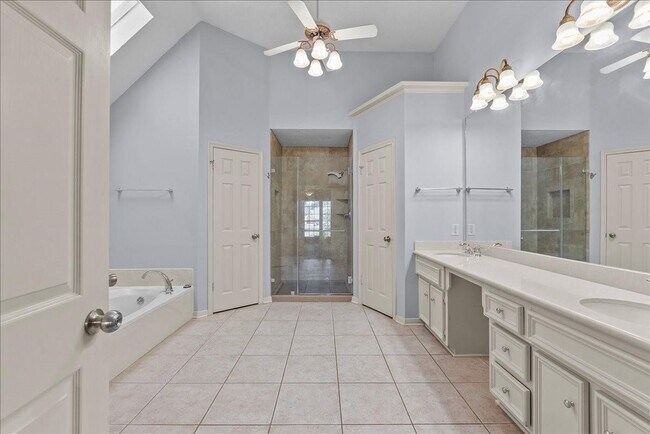 Building Photo - 2422 Fairwind Dr