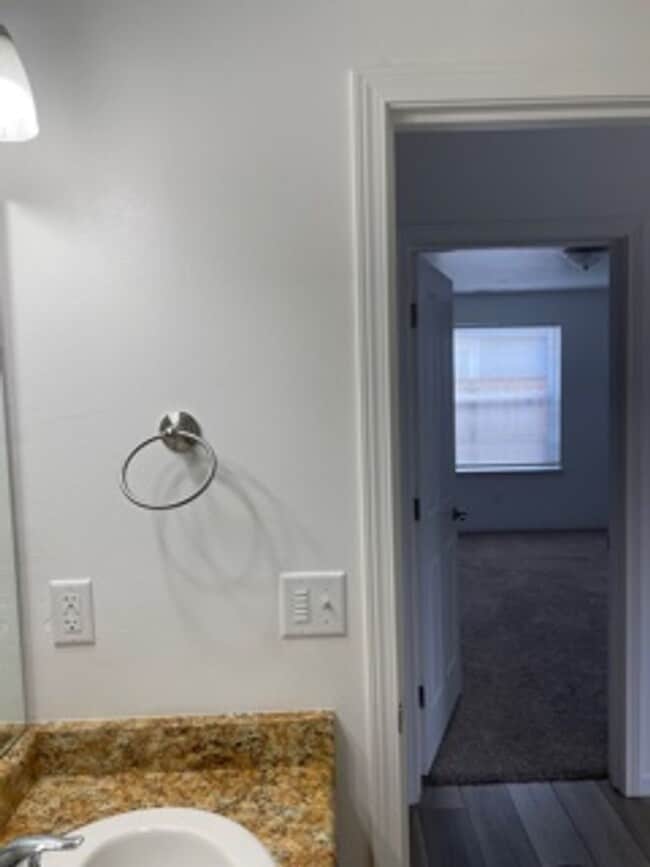 Building Photo - 3 BEDROOMS SINGLE LEVEL HOME