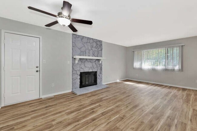 Building Photo - 2025-2027 N. Rosewood Ct.