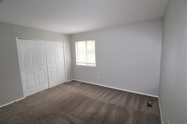 Building Photo - 2 Bedroom Townhome in Cotswold!