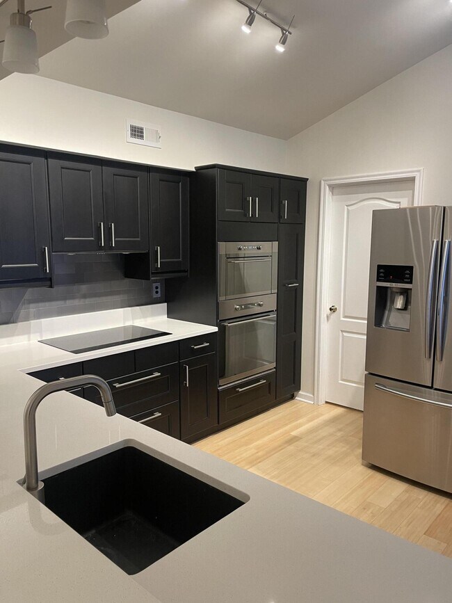 Building Photo - 2460 Fountain Pl