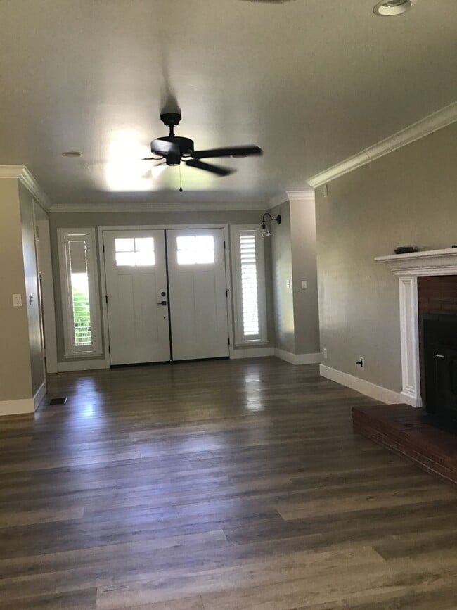 Building Photo - 3 Bedroom Home Coming Available