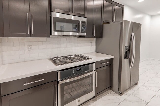 Building Photo - 3 Bed Nicely Upgraded Summerlin TownHome