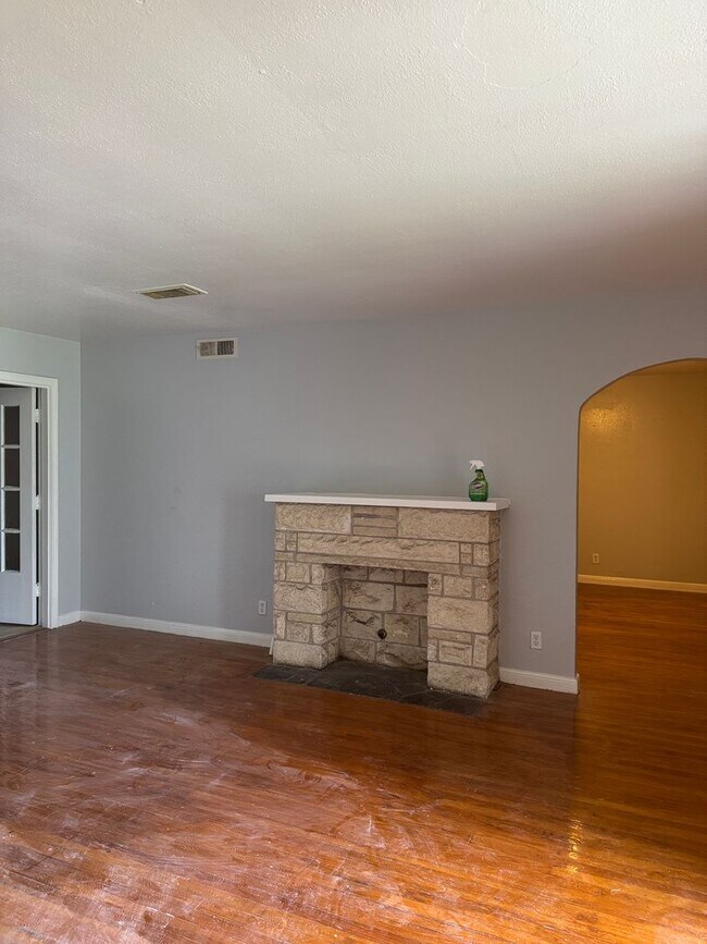 Building Photo - 5042 Ventura Ln