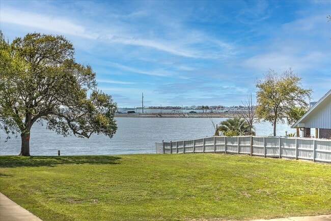 Building Photo - 1618 Bayou Shore Dr