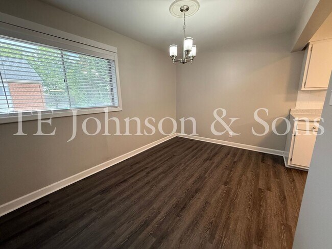 Building Photo - 2 Bedroom Salem View Apartment!