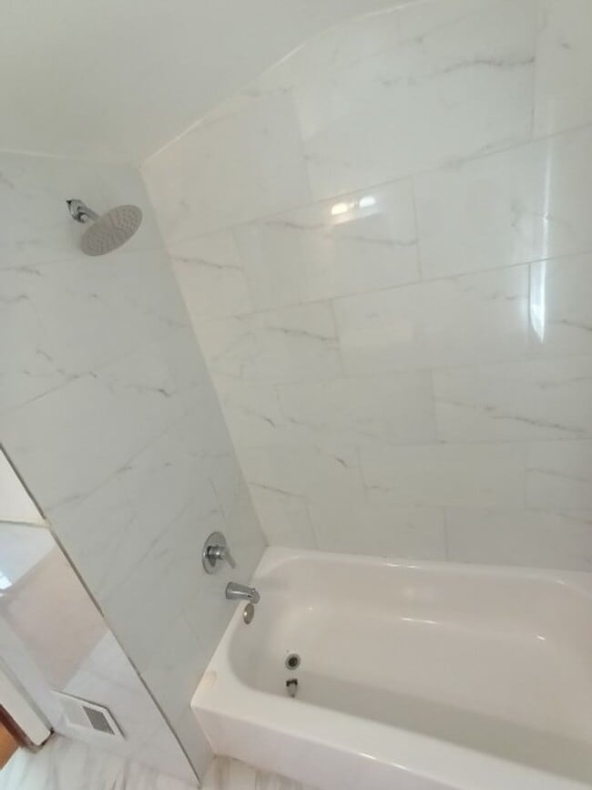 Building Photo - 3 bedroom 1.5 bath brick bungalow - AVAILA...