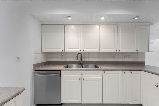 Building Photo - 3908 S Ocean Blvd