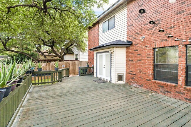 Building Photo - 16074 Walnut Creek Dr