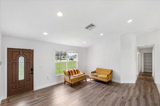 Building Photo - 2175 SE Heathwood Cir
