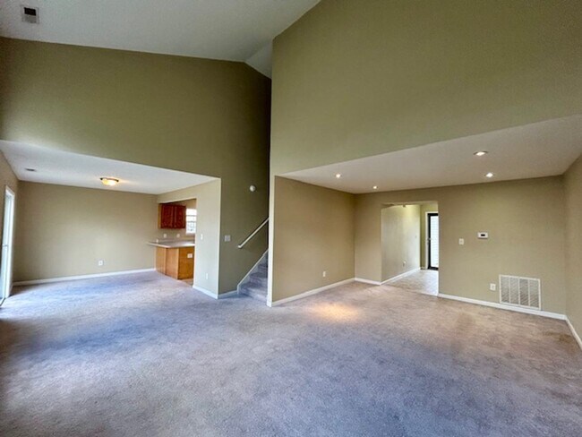 Building Photo - Wonderful 4 Bedroom 2.5 Bathroom Two Story Home in Lawrence!