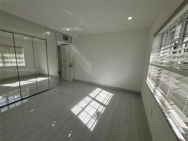 Building Photo - 725 91st St