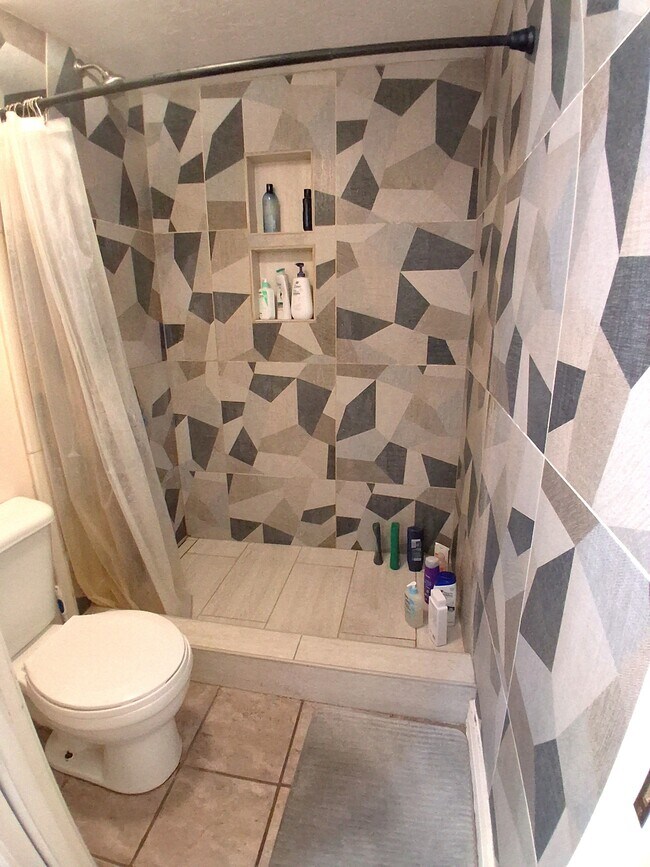 Building Photo - 652 E 700 N