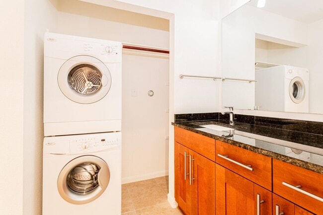 Building Photo - Beautiful and Cozy 1 Bedroom 1 Bathroom Ho...