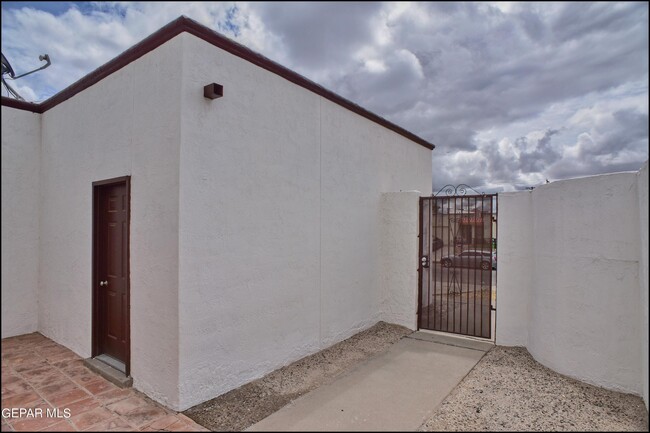 Building Photo - 10415 Ashwood Dr