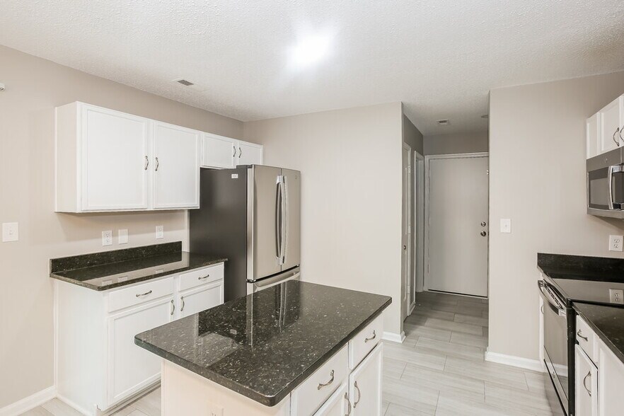 Building Photo - 11240 Northwoods Forest Dr