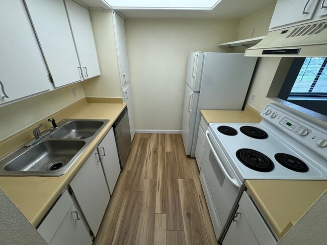 Building Photo - Centennial Lake Park Condo