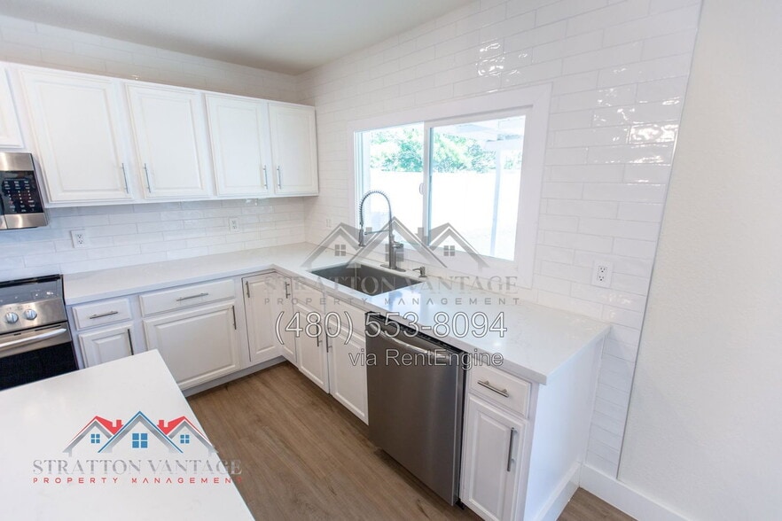 Building Photo - 433 W Santa Cruz Dr
