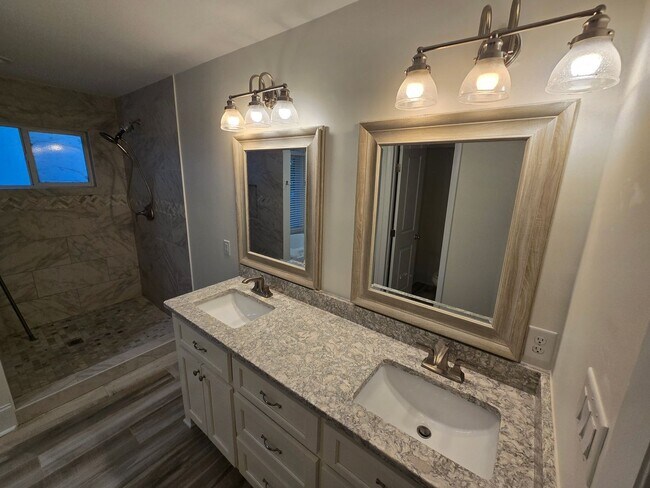 Building Photo - 7401 Mariner Cove Dr
