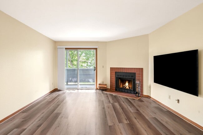 Building Photo - Remodeled 1 bed, 1 bath Gunbarrel Condo! Available NOW!