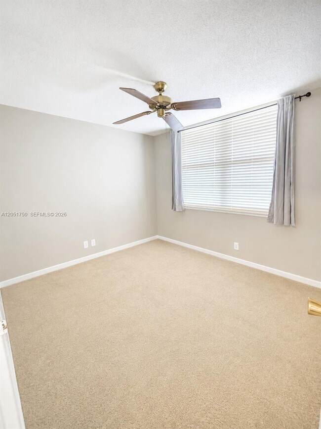 Building Photo - 250 Jacaranda Dr
