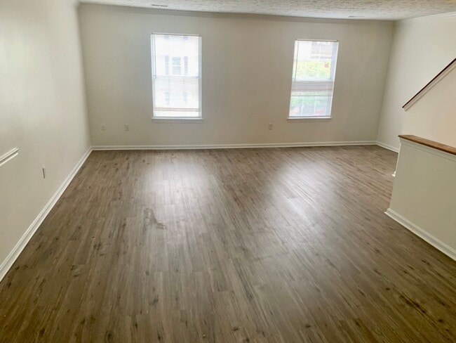 Building Photo - Spacious 3 Level 3 Bedroom Townhouse