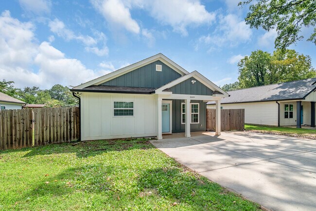 Building Photo - LIVE CLOSE TO THE ACTION — Modern 3-Bedroom Rental in Charlotte’s Reid Park!