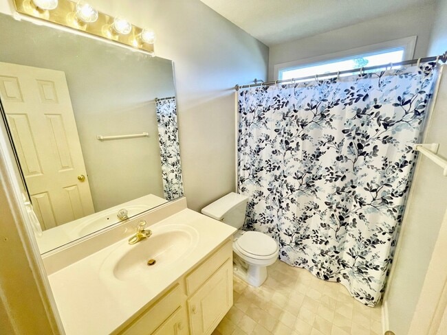 Building Photo - 3 Bed 2.5 Bath Beautiful Home Located North West Greensboro!