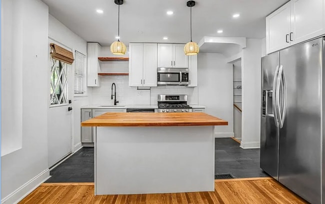 Building Photo - 3 Bedrooms 1.5 Bathrooms Recently Renovated