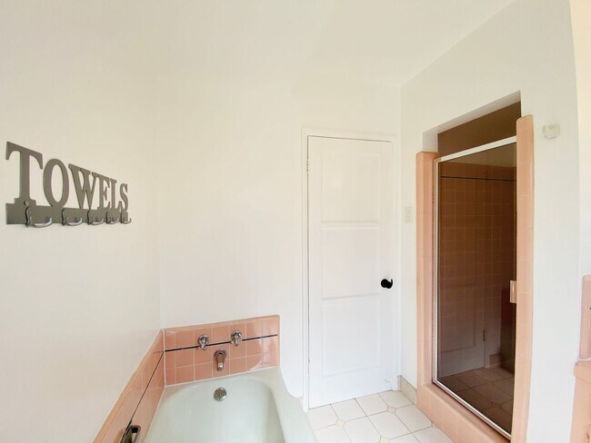 Building Photo - Delightful 3 bedroom 2½ Bathroom Single Family Home In North Hollywood Landscaped Yard