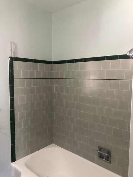 Shower and tub - 1564 Alameda St