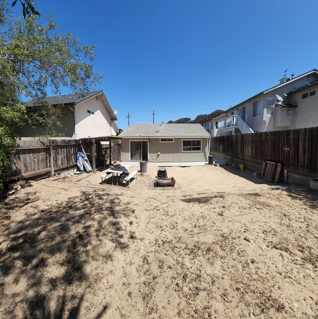 Building Photo - A Surfer's dream!! Short distance to the beach!!