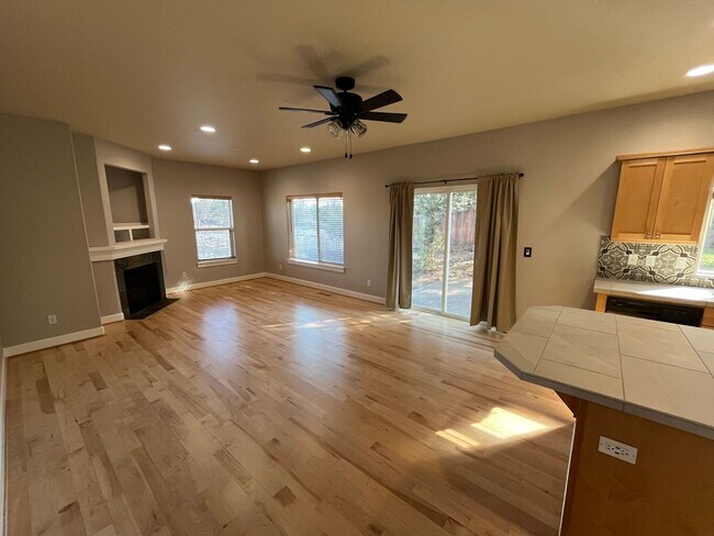 Building Photo - Beautiful and Spacious 4 Bed/2.5 Bath Home in NW Bend