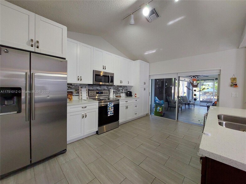 Building Photo - 9920 SW 16th Ct