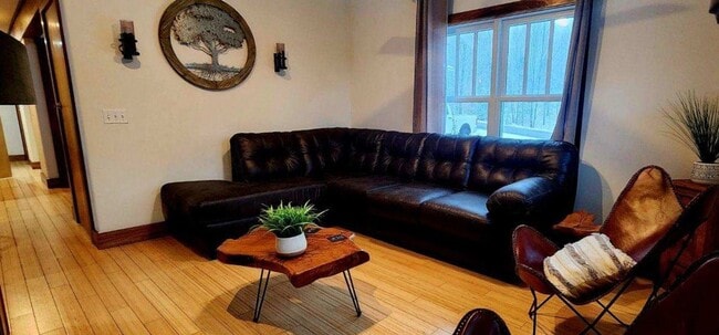 Building Photo - Fully Furnished Monthly Off-Season Gem!